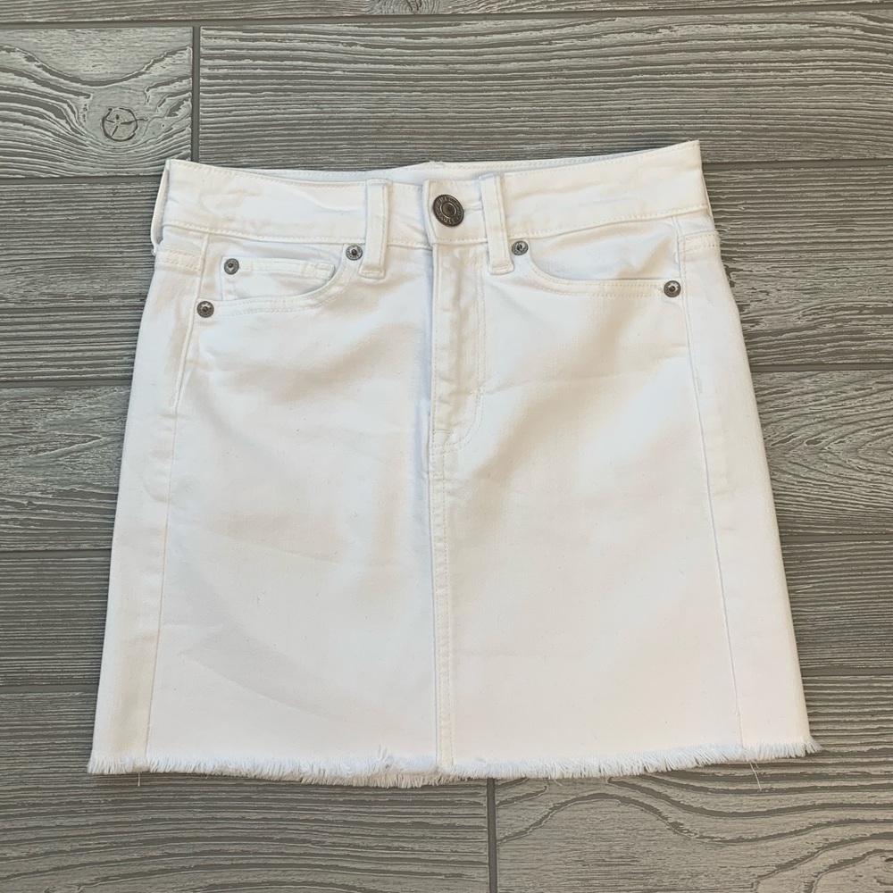 EUC AE white jean skirt. Size 00 super stretch